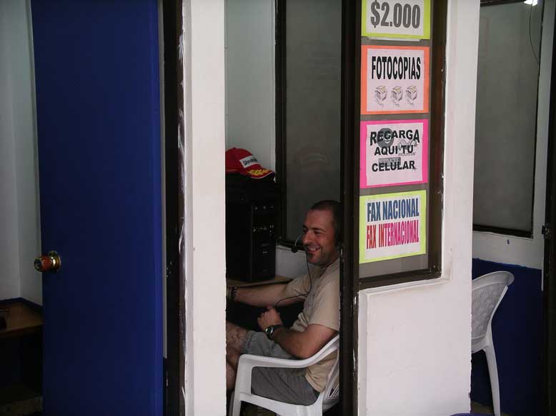 vidal habalndo con su chica...que hariamos sin el Skype.